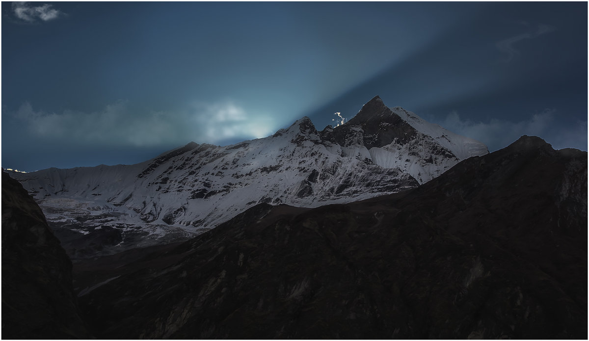 А там за вершинами...солнце!!! Гималаи,Непал...(Из архива,октябрь 2012г.). - Александр Вивчарик