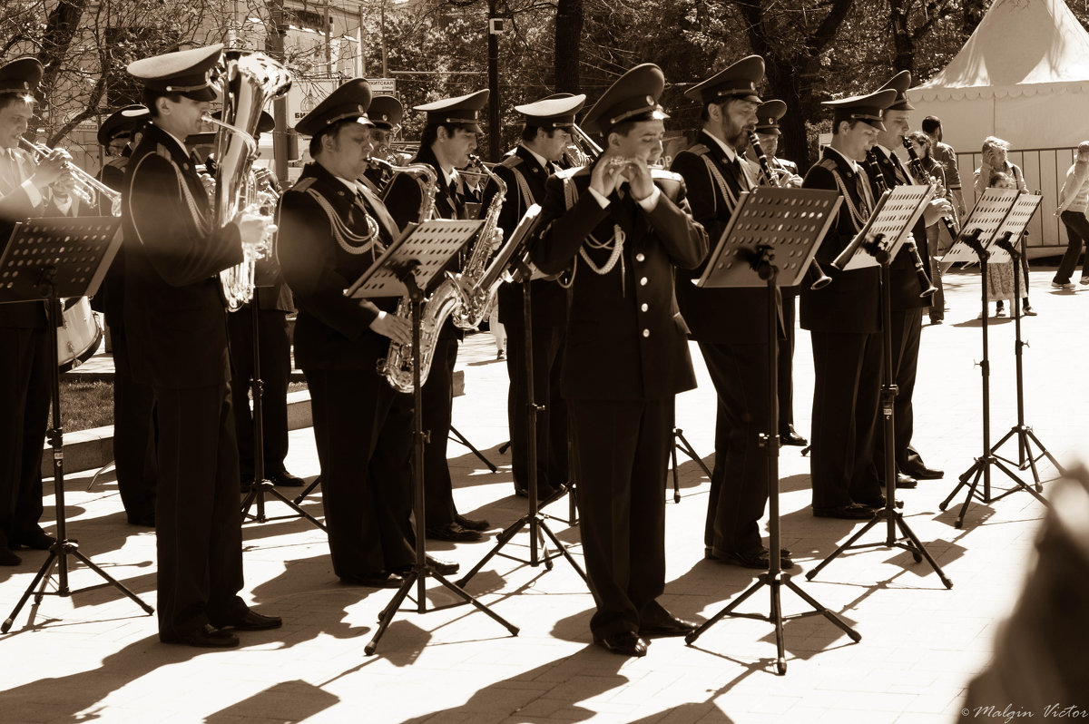 Военный оркестр на Тверском бульваре, на 9 мая - Виктор Мальгин