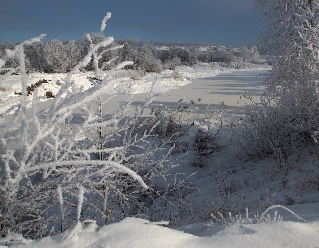 Замёрзли озёра,стоят холода,зима постепенно вступает в права... - Александр Попов