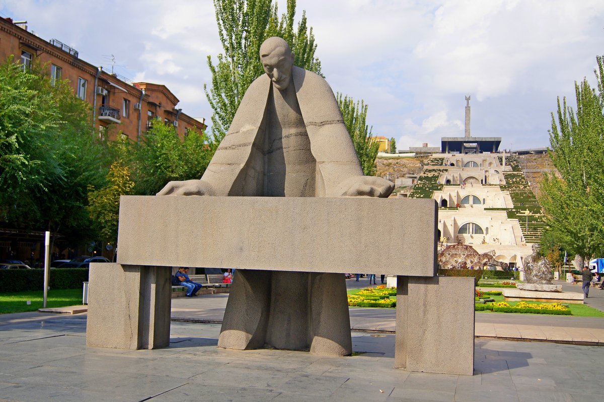 Памятник Александру Таманяну. Ереван - Tata Wolf