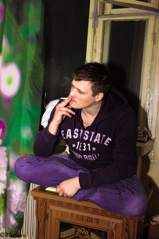Человек с сигаретой - Андрей Желаев
