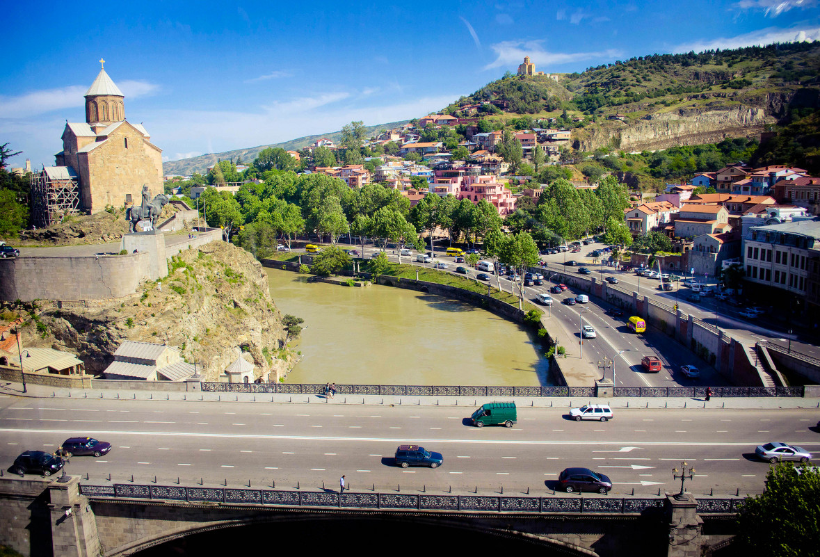 Тбилиси. Вид на храм Метехи, стоящий у самого края высокого берега Куры - Татьяна Бирюкова