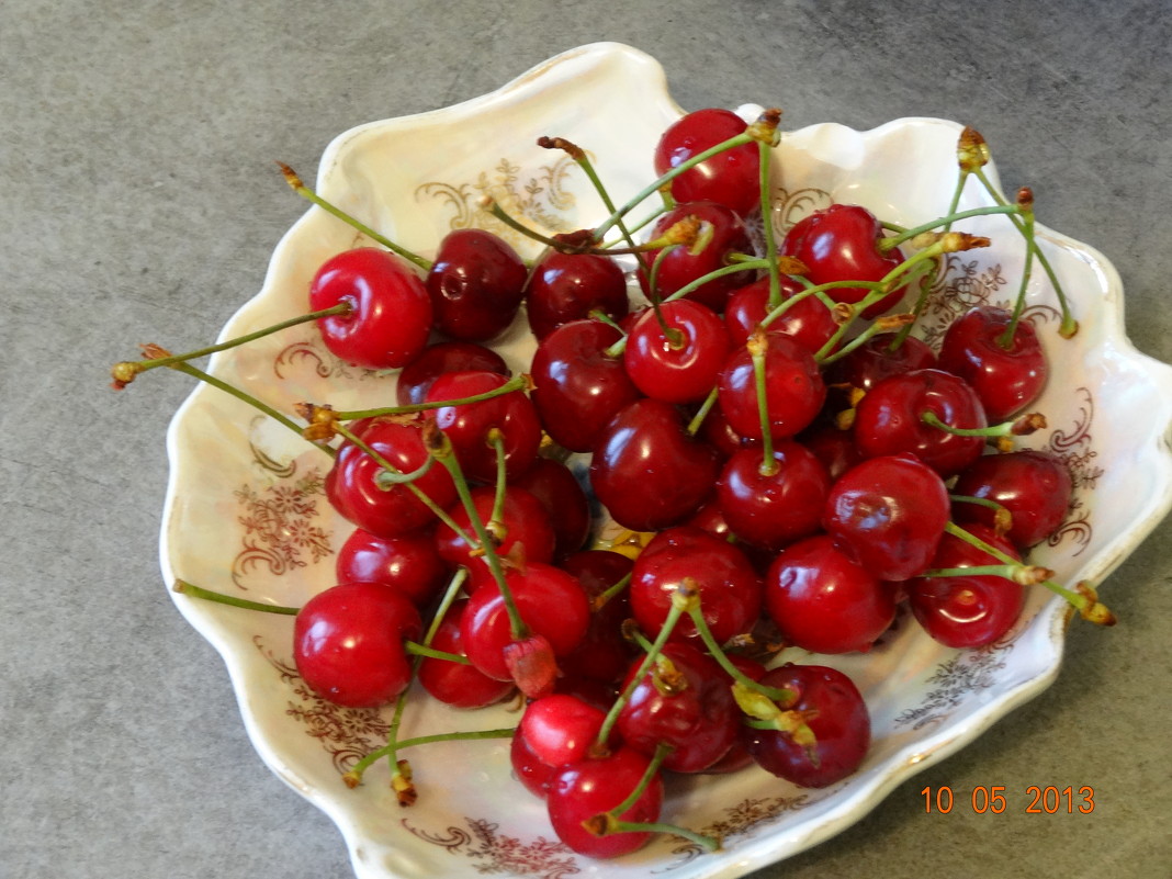 Первые ягоды в этом году - Анна Фряуф