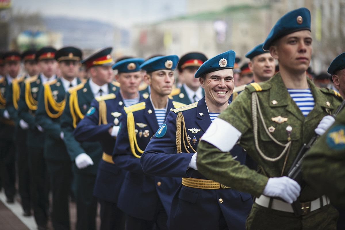 Идет солдат по городу - ОЛЕГ 