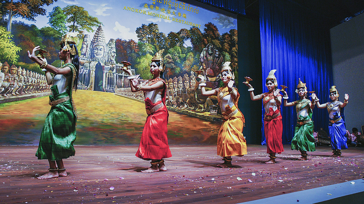 Камбоджийские танцовщицы - Евгений Подложнюк