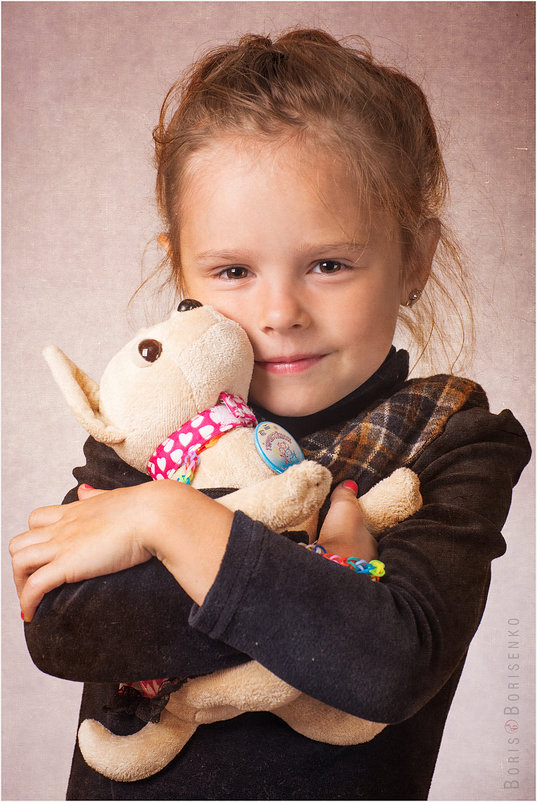 Портрет девочки с любимой игрушкой - Борис Борисенко