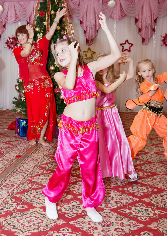 Добрые моменты Нового года:)  Танец восточных красавиц. - Дарья Казбанова