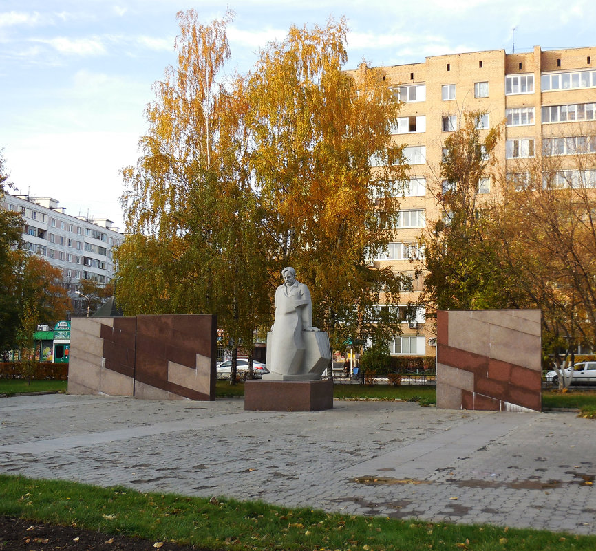 Памятник строителю - Наталья Гусева