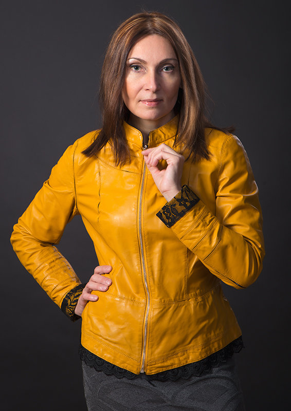 Портрет женщины в жёлтой курточке - Анатолий Тимофеев
