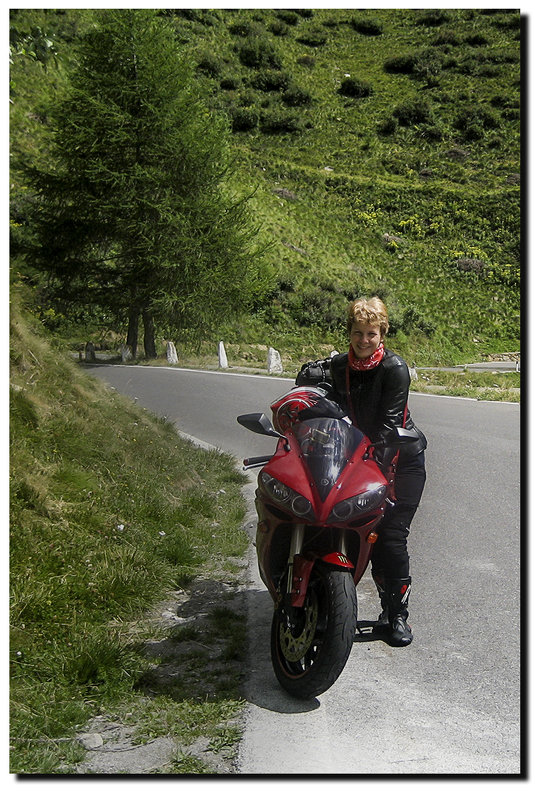 Мотоциклистка на горной дороге Италии - сергей адольфович 