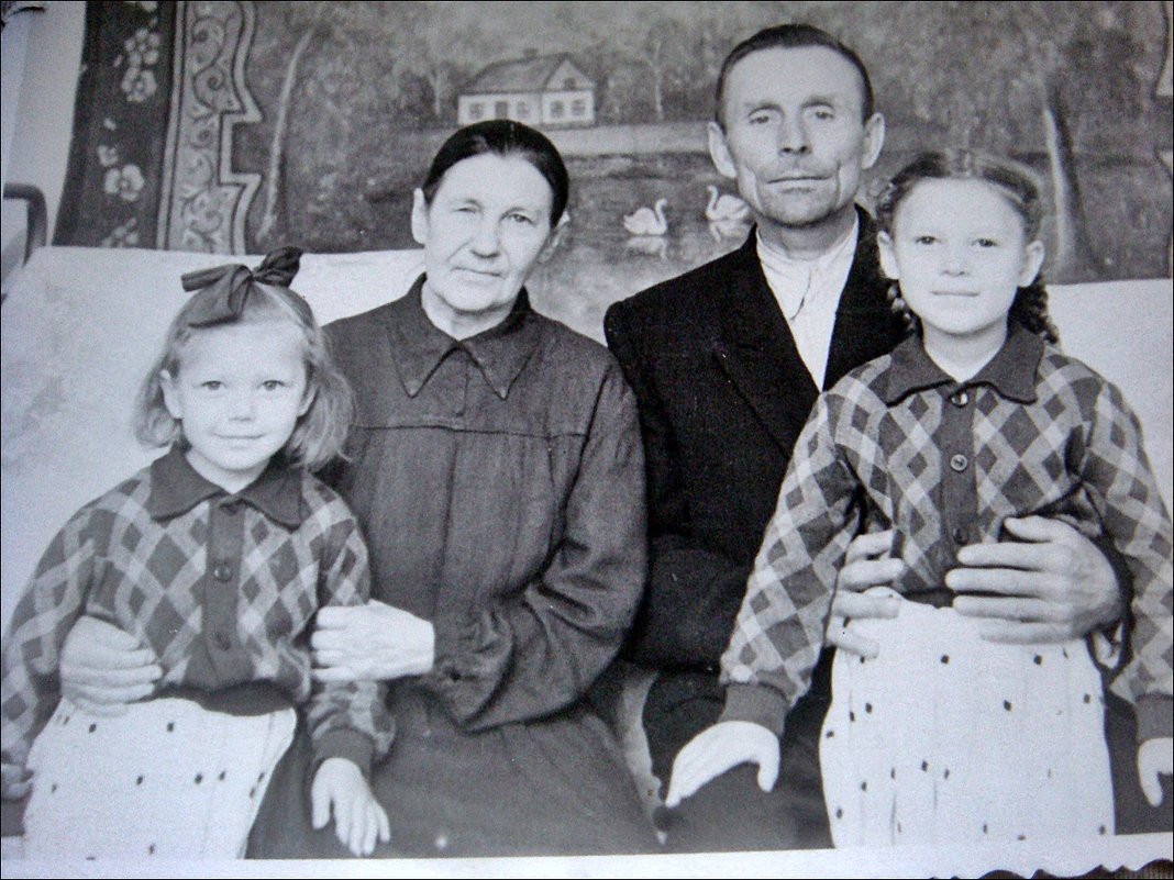 С внучками. 1956 год - Нина Корешкова