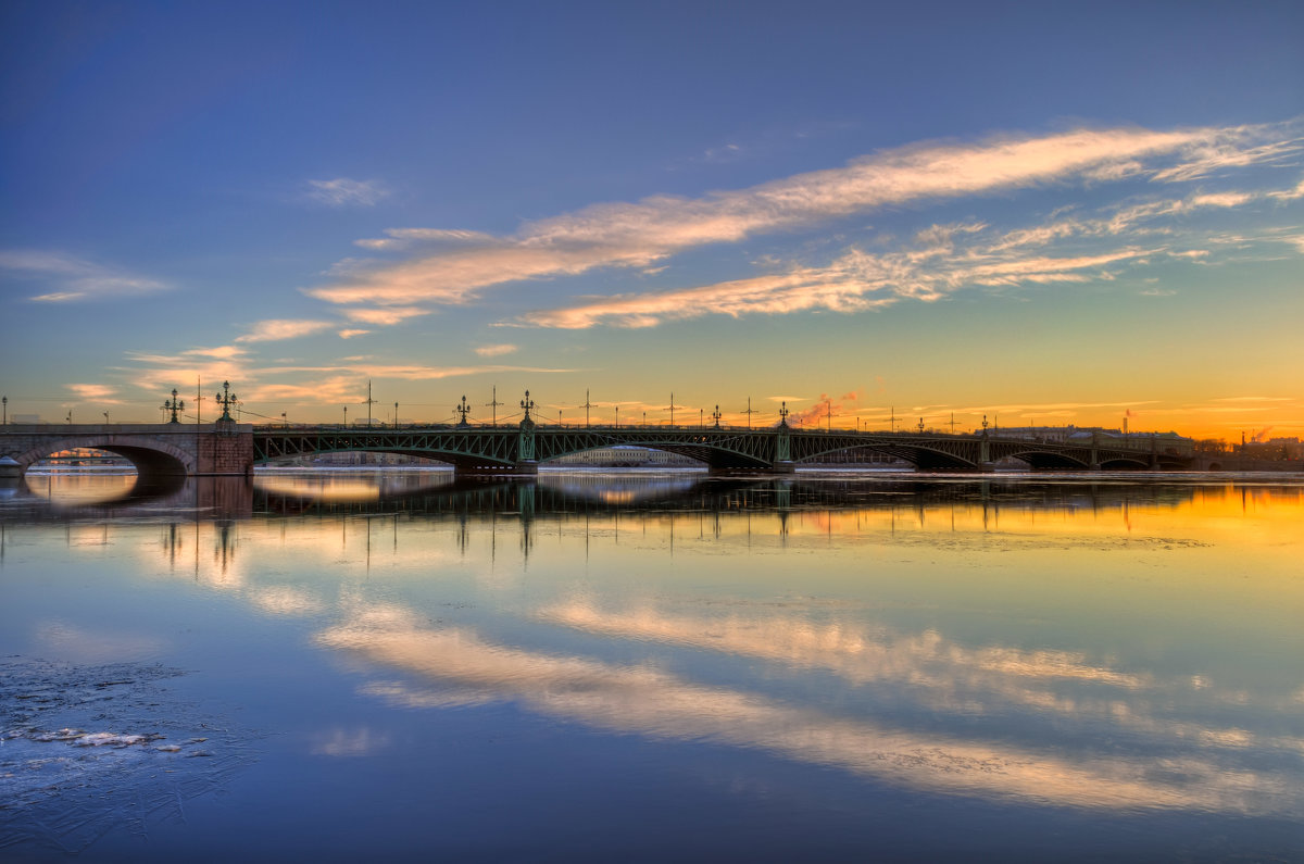 Утренний вид на Троицкий мост со стороны Заячьего острова - Константин Бобинский