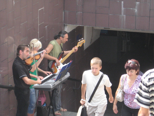Музыканты у входа в метро - Leonid 