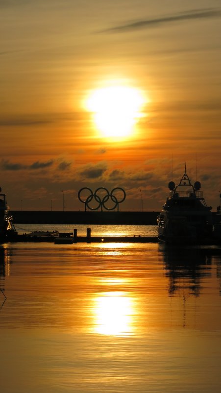 Закат в порту Сочи - valeriy khlopunov