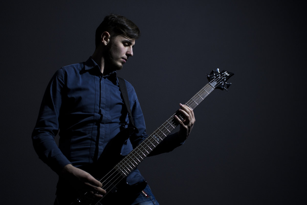 Бас-гитарист - Александр Семеняка