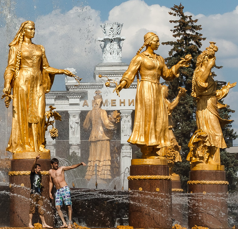 У фонтана дружбы народов - Константин Фролов