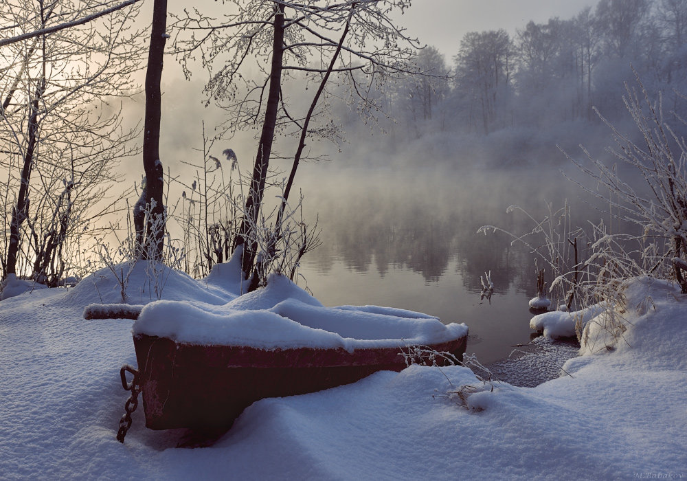 Съемочные планы Лодки под снегом на берегу реки. Снег, река, лодка, берег, лес, вода, осень.