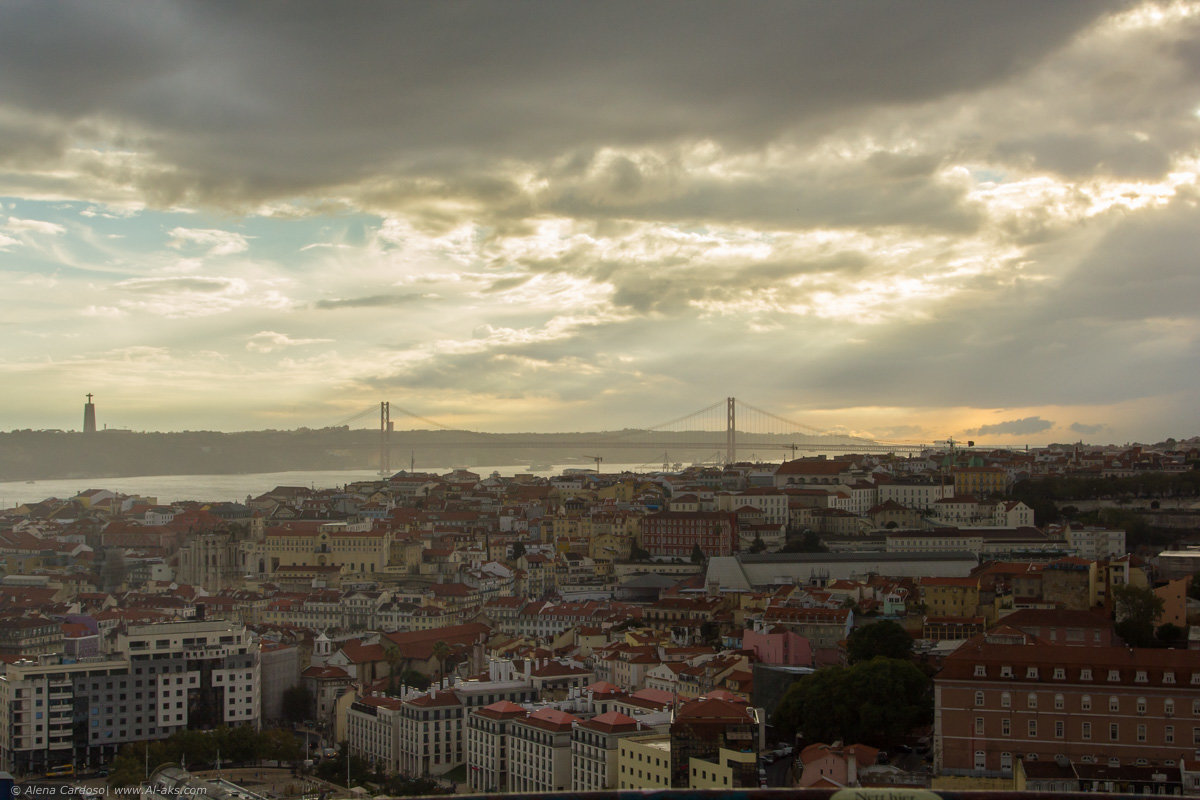 Лиссабон, Португалия. Вид на мост "25 апреля" - Alena Cardoso