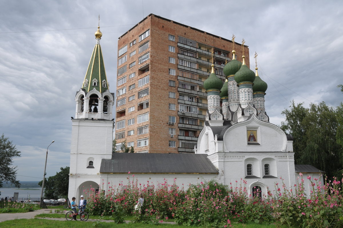 Церковь среди жилых домов в Нижнем Новогороде - Сергей Тагиров