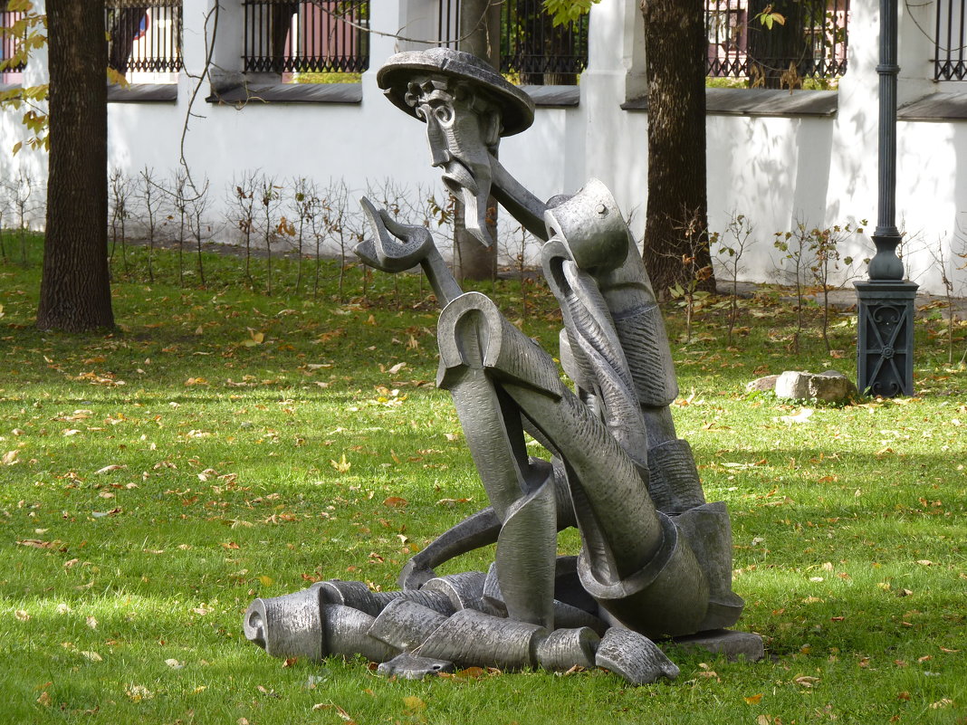 Памятник «Дон Кихот с цветком» в Губернаторском саду Ярославля... - Galina Leskova