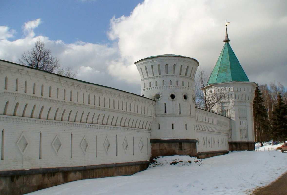 Николо-Угрешский монастырь. Белокаменная стена с башнями - elena manas