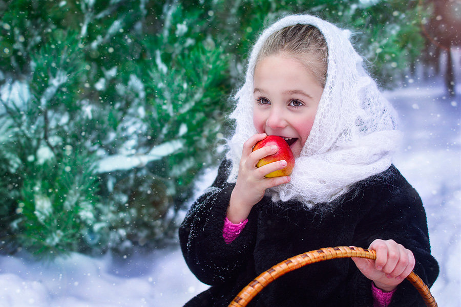 девочка с яблоком - Ванда Азарова