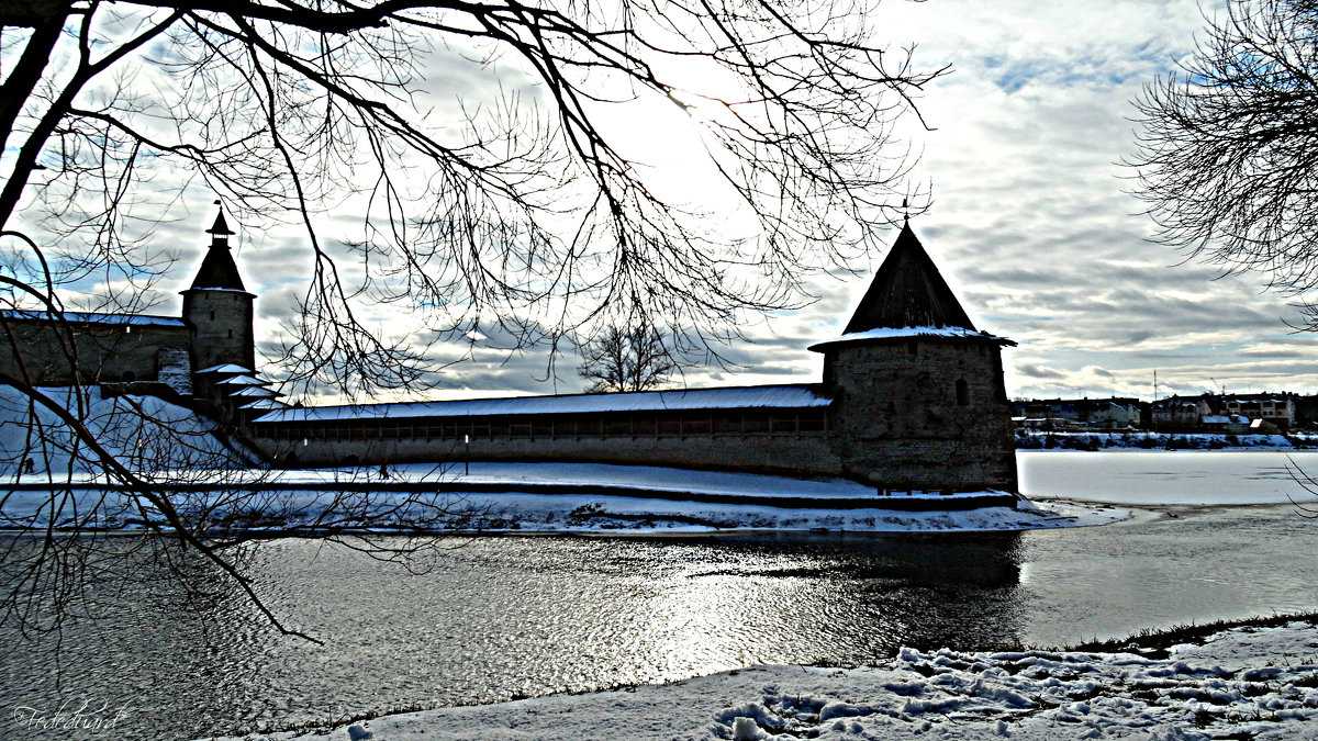 Река Пскова. Кремль.Башня Кутекрома и Плоская башня (HDR) - Fededuard Винтанюк