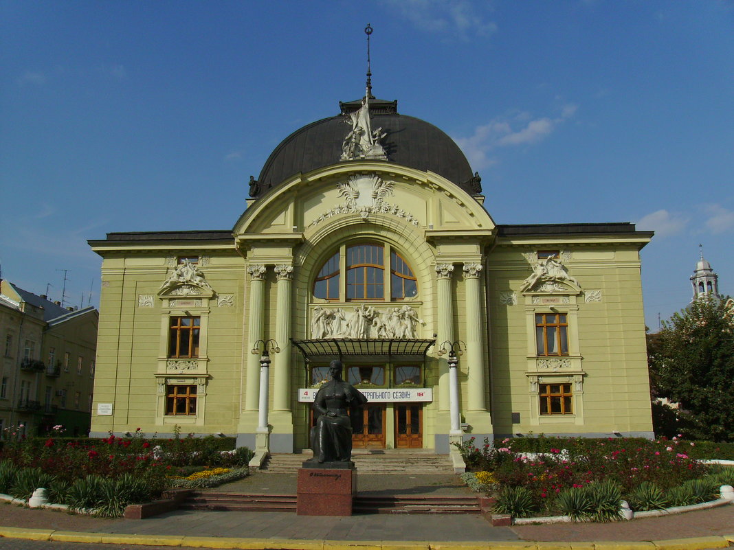 Драмтеатр  в  Черновцах - Андрей  Васильевич Коляскин