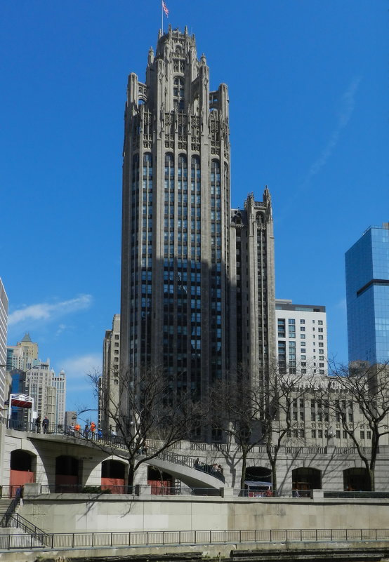 Вид на здание Chicago Tribune с прогулочного катера на р.Чикаго - Юрий Поляков
