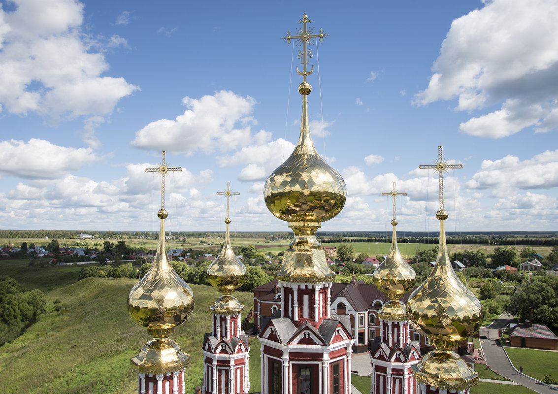 Храм в Суздале с куполами