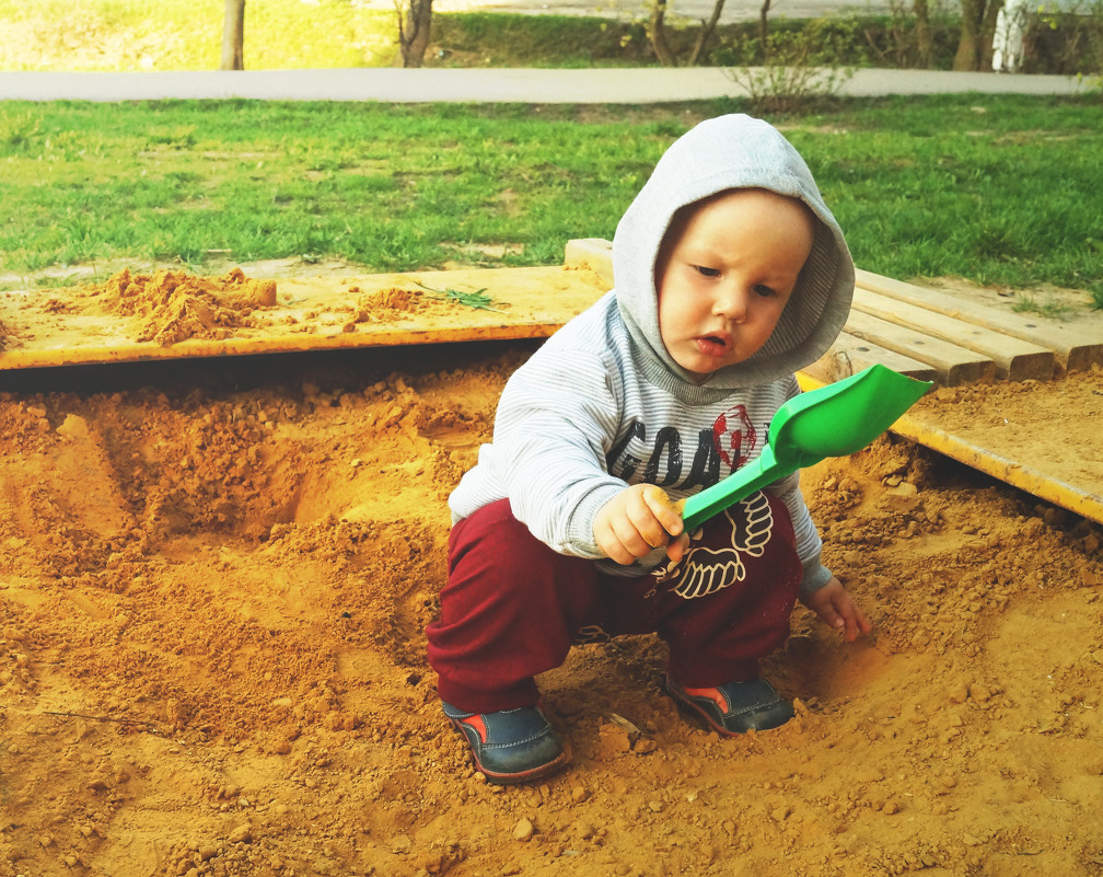 малыш с лопаткой в песочнице - Мария Винницкая