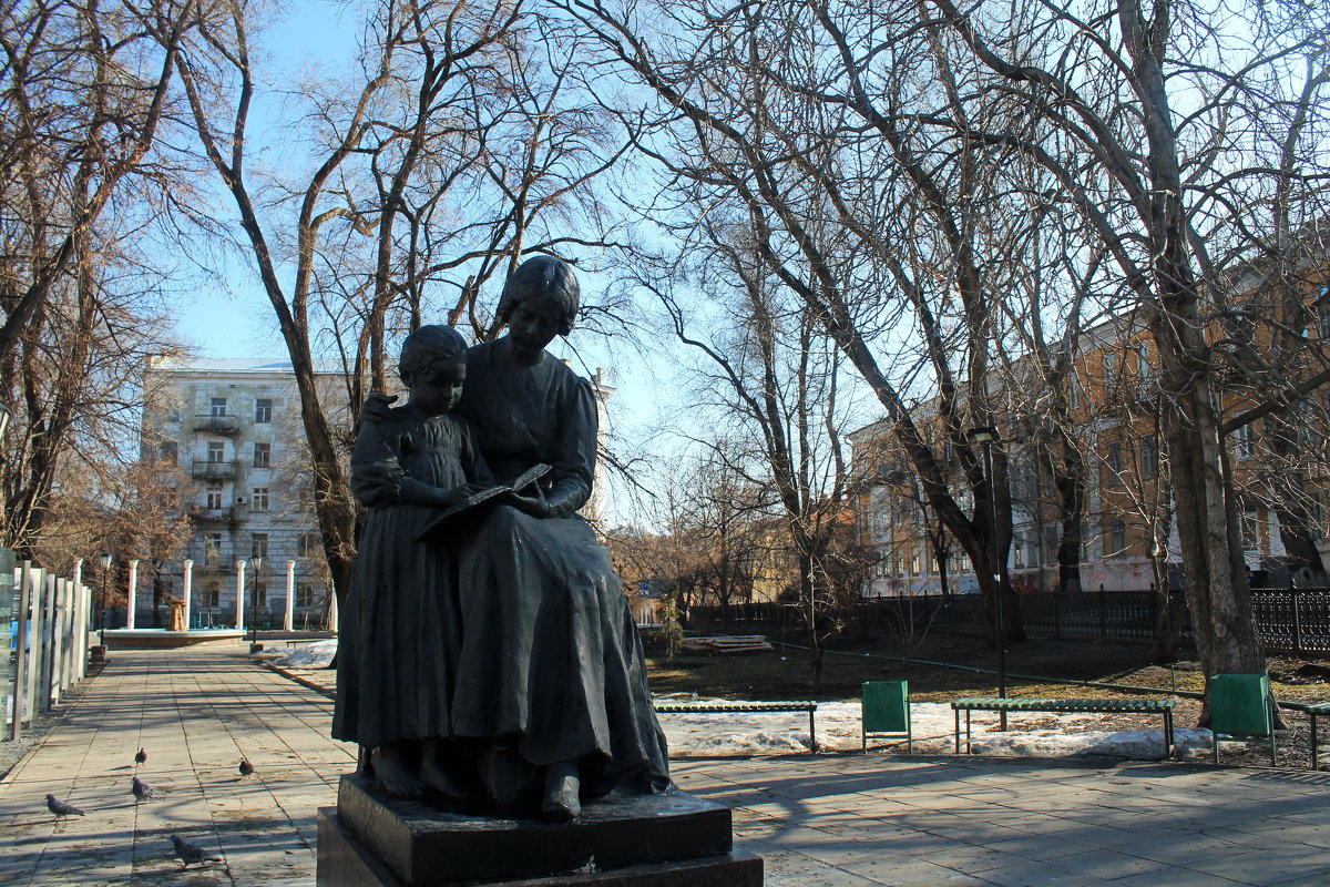 Памятник Первой Учительнице в Саратове - Лариса Коломиец