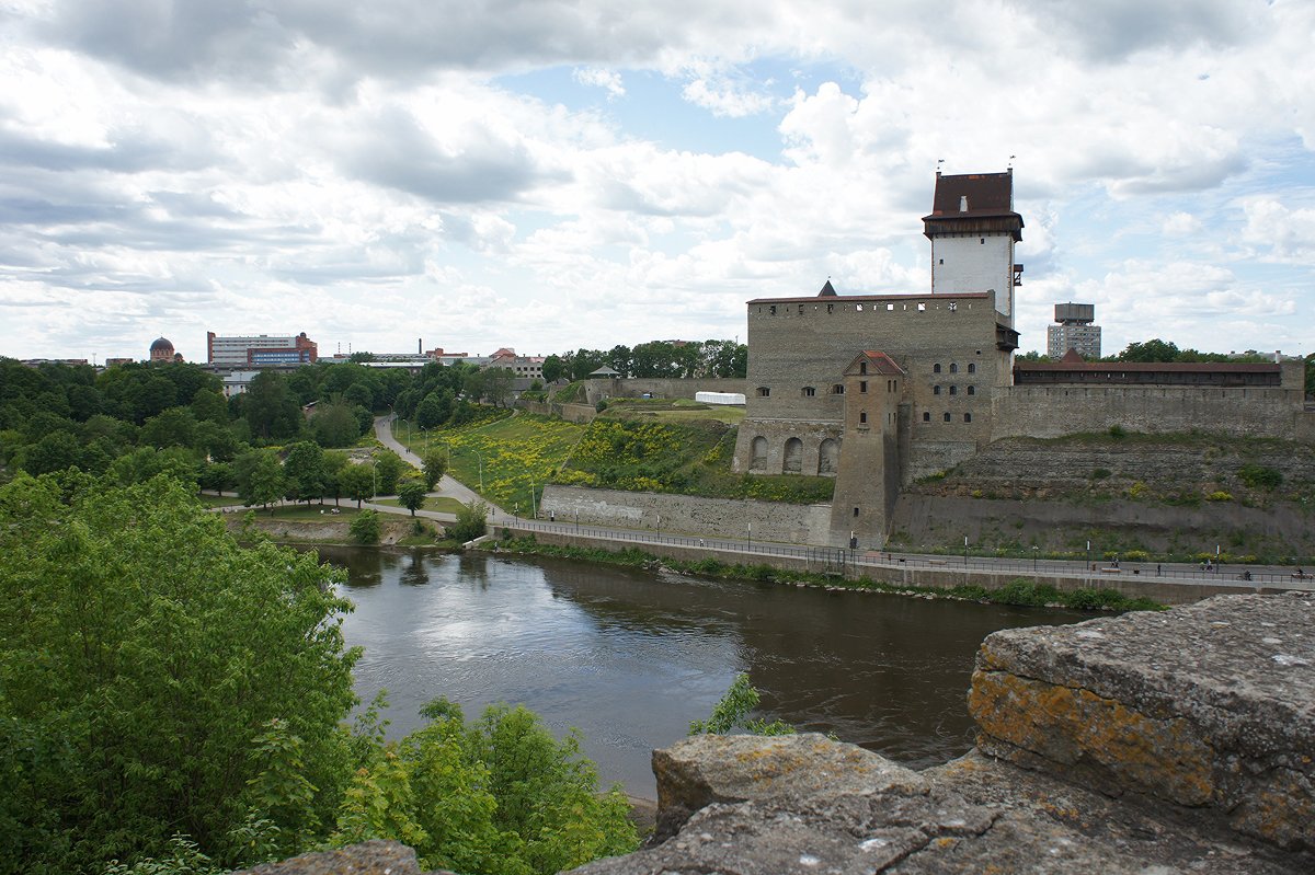 Вид на Нарвскую крепость с Ивангородской крепости - Елена Павлова (Смолова)