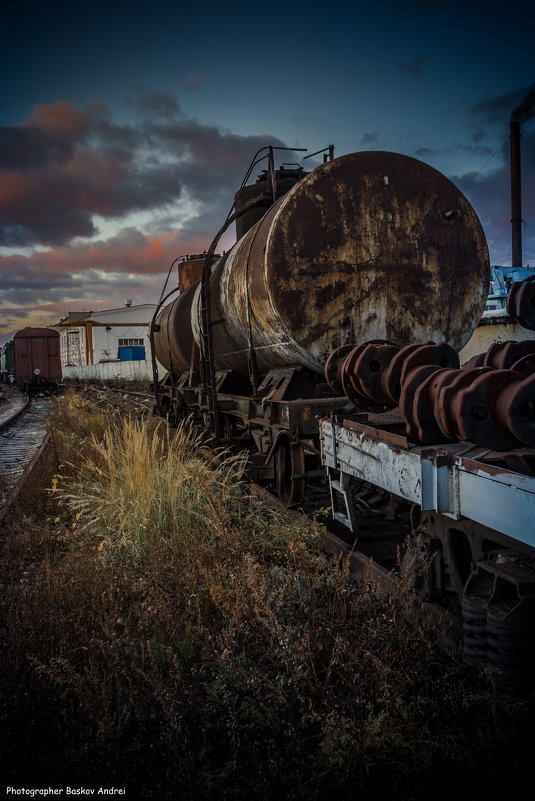Старый поезд - Андрей Баськов