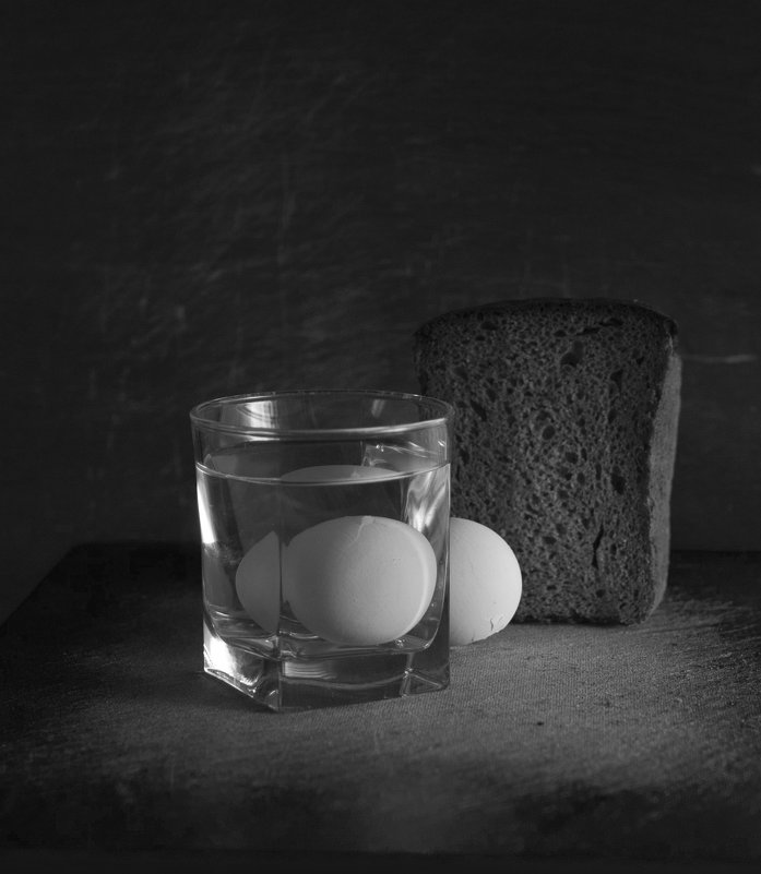 Стакан с яйцом и хлеб - Алла Шапошникова