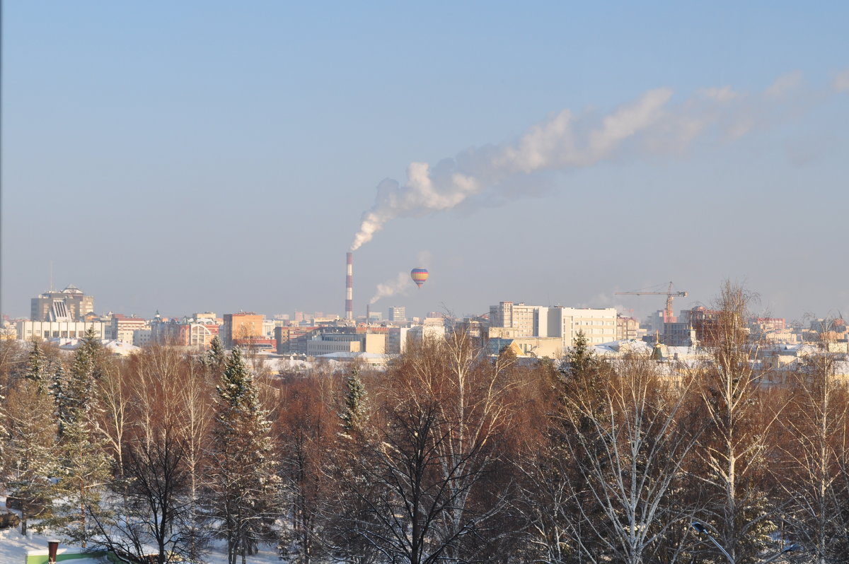 Воздушный шар в небе над городом - Сергей Тагиров