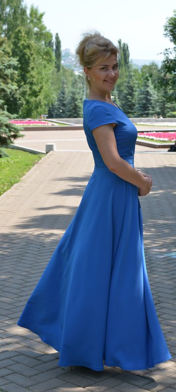 Портрет девушки в голубом платье - Сергей Тагиров