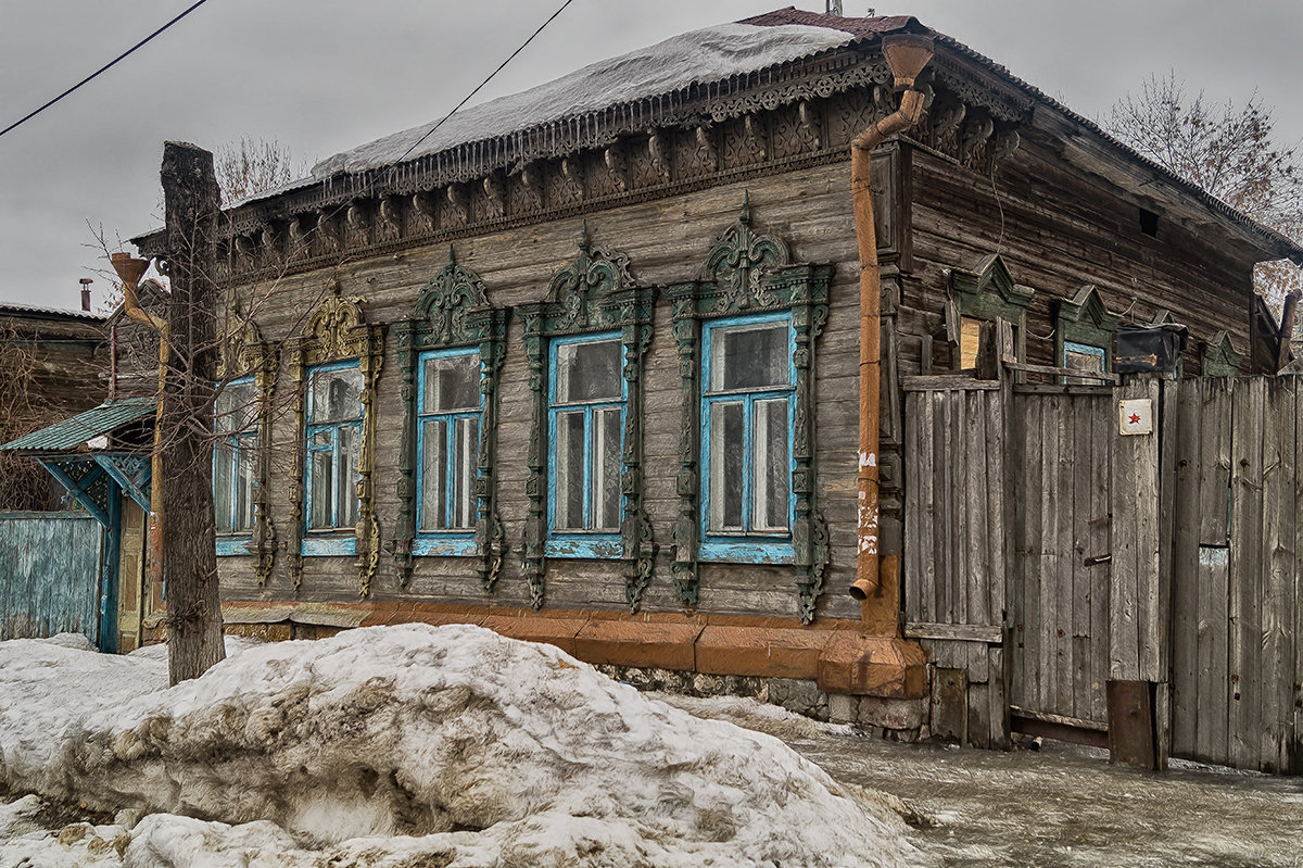 Старый дом с ажурным фасадом. - Андрей Лобанов