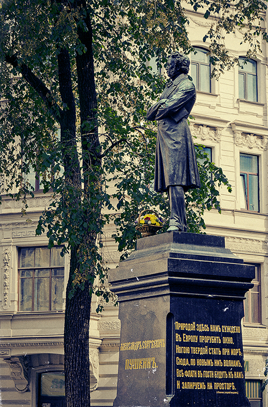 Памятник А.С.Пушкину на площади Искусств в Санкт-Петербурге. - Andrei Dolzhenko