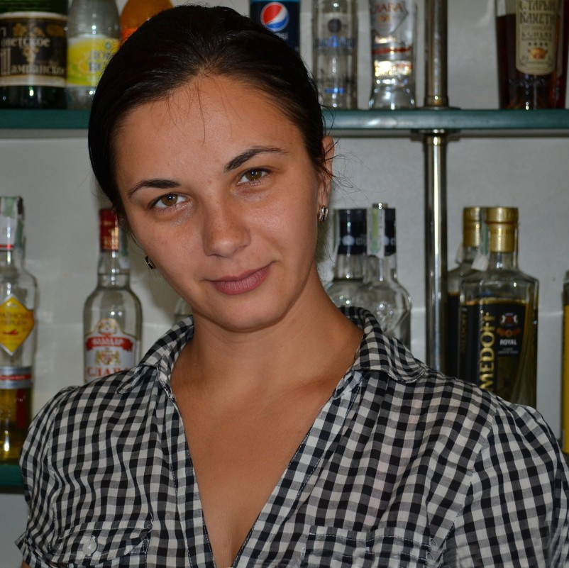 Девушка за барной стойкой - Gennadiy Bakayev