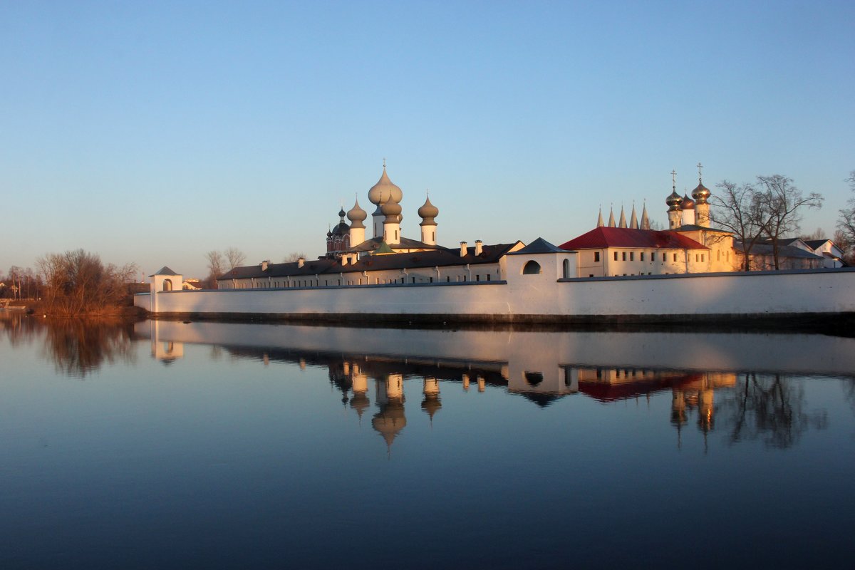 Тихвинский монастырь отражается в воде - Галина Приемышева