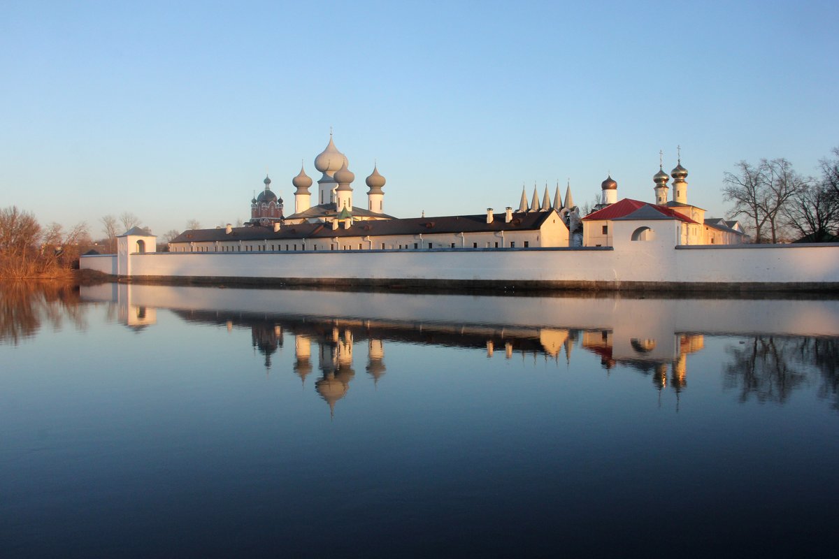 Тихвинский монастырь на закате в апреле - Галина Приемышева