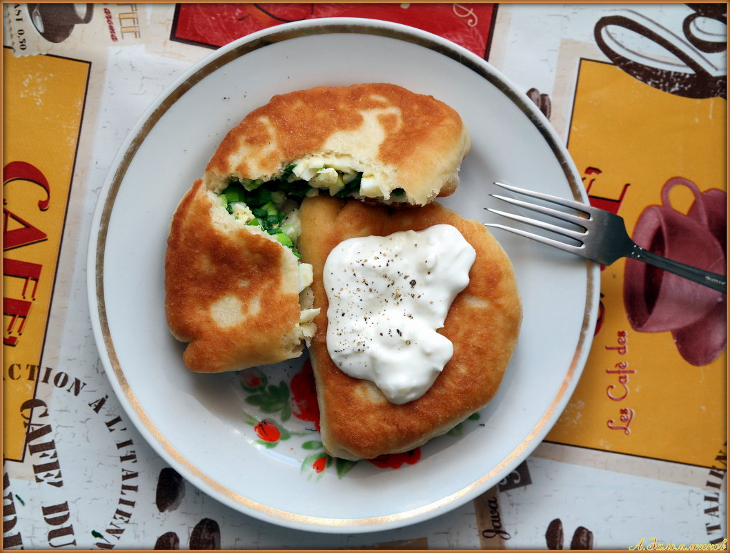 Пирожки с луком-яйцом и чесночным соусом - Андрей Заломленков