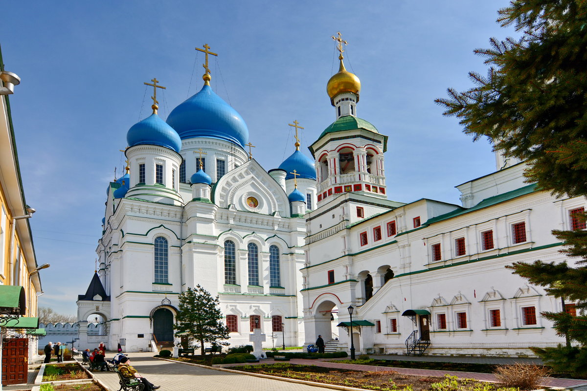 Монастырский двор - Леонид Иванчук