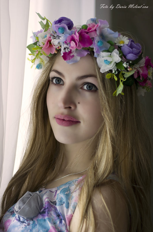 Девушка у окна с  цветочным венком - Дарья Мелентьева 