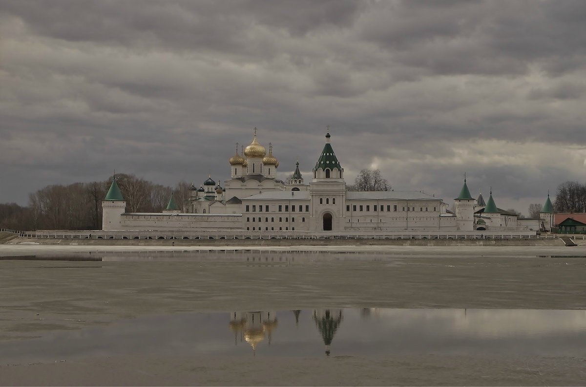 Ипатьевский монастырь , р. Кострома, апрель . - Святец Вячеслав 