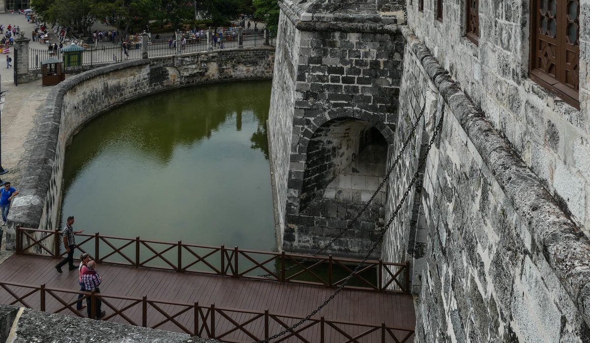 Подъемный мост через ров с водой окружающий крепость Ла-Фуэрcа (Гавана, Куба) - Юрий Поляков