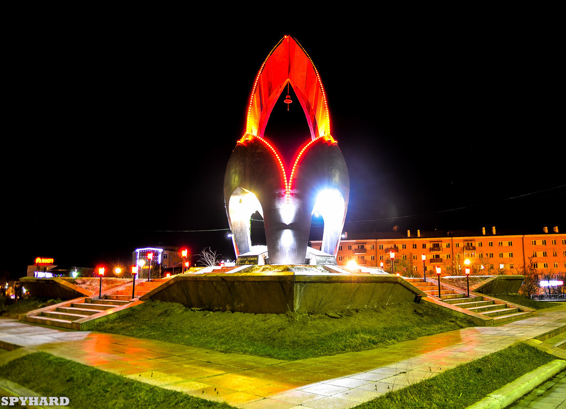 Памятник «Ровесникам, ушедшим в бой» (иногда его называют «Черный тюльпан») - Сергей Алексеев