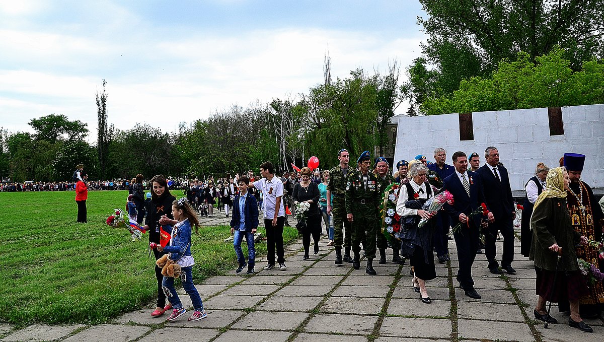 Возложение цветов на братскую могилу. - Владимир Болдырев