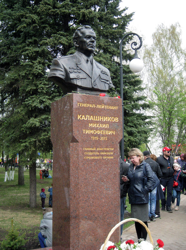 Памятник Михаилу Тимофеевичу Калашникову (Ижевск, сквер у Вечного Огня, 9 мая 2016 года) - muh5257 